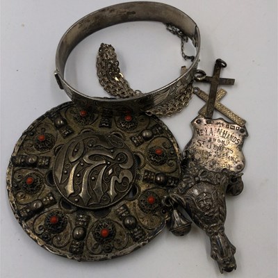 Lot 1016 - An Art Deco black and crystal costume bracelet,...