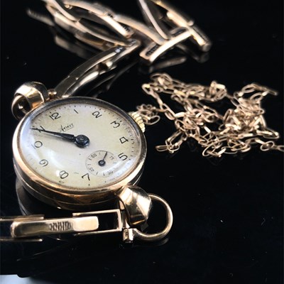 Lot 1018 - A vintage Avia ladies wrist watch in a 9ct...