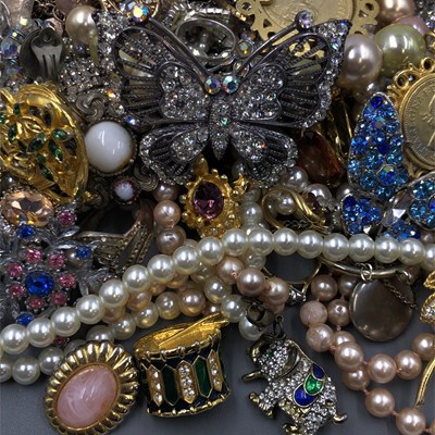 Lot 1021 - Jewellery to include a quantity of...
