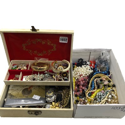 Lot 1032 - A collection of mostly vintage costume...