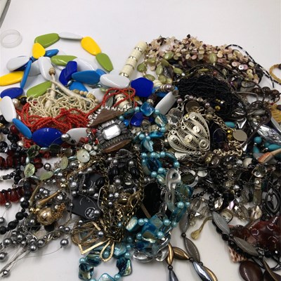 Lot 1039 - A collection of varied costume necklaces.
