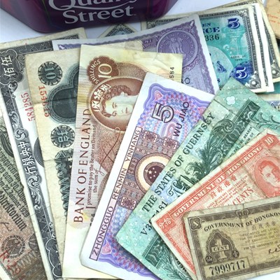 Lot 1049 - A small quantity of jewellery and a collection...