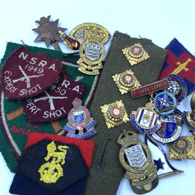 Lot 1056 - A collection of military buttons, badges, pins,...