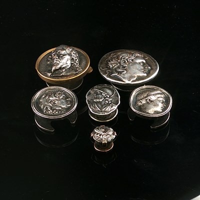 Lot 1023 - A 19th century buttonhole stud depicting a...