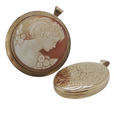 Lot 1075 - A vintage 9ct hallmarked gold round portrait...