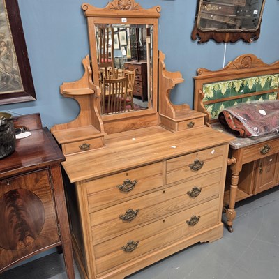 Lot 21 - An Edwardian satin walnut dressing chest H 163...