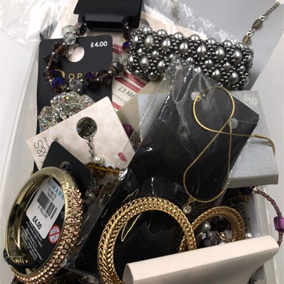 Lot 1086 - A collection of costume jewellery to include...