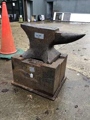 Lot 479 - An anvil and block