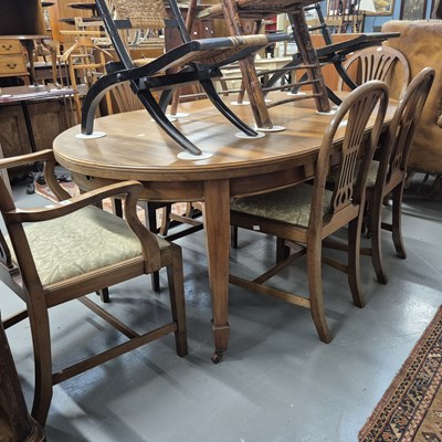 Lot 95 - An Edwardian mahogany extending dining table...