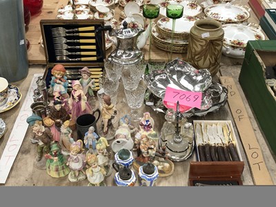 Lot 716 - A collection of ceramic figurines, cased...