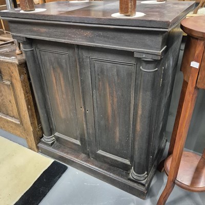 Lot 135 - A small chiffonier side cabinet H 87 W 74 D 44cm