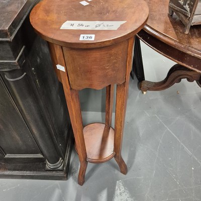 Lot 136 - A vintage plant stand H 84 Ø 32cm