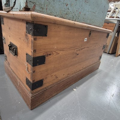 Lot 192 - An antique pine blanket box
