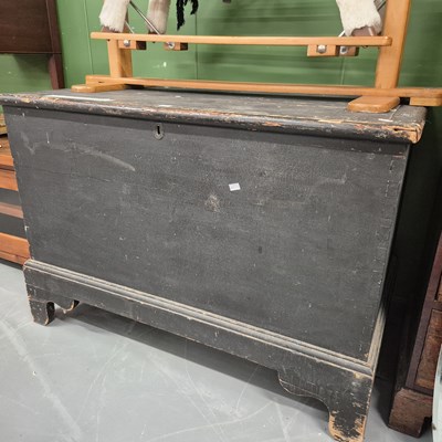 Lot 219 - A large Victorian pine blanket box H 79cm W...