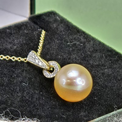 Lot 1078 - A 9ct yellow gold articulated pendant set with...