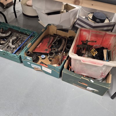 Lot 772 - Automobilia:  a miscellaneous autojumbler's lot