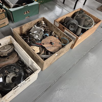 Lot 812 - Automobilia: various vintage and other parts