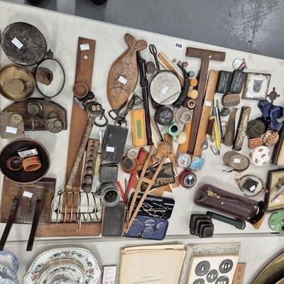 Lot 850 - A good selection of collectable treen and...