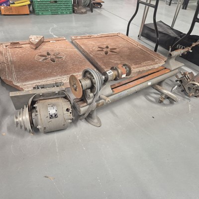 Lot 864 - A vintage engineering lathe