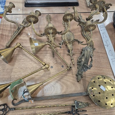 Lot 868 - Various brass wall lights