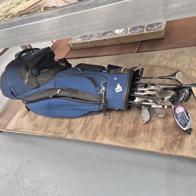 Lot 930 - A bag of golf clubs
