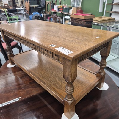 Lot 492 - An oak coffee table H 46cm W 102cm D 49cm