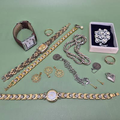 Lot 1089 - A diamond set heart ring, assessed as 9ct gold,...