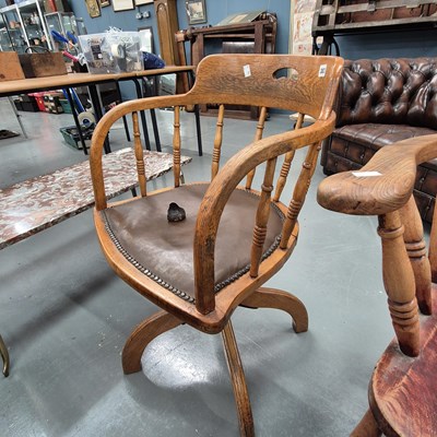 Lot 383 - An early 20th century oak swivel office chair