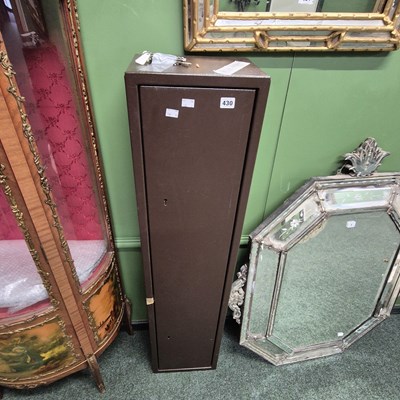 Lot 430 - A gun cabinet H 135 W 30 D 23cm