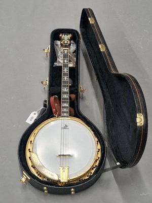 Lot 1014 - A cased Clareen Satanta, four string banjo