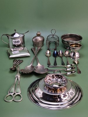 Lot 1040 - Miscellaneous electroplate to include a pair...