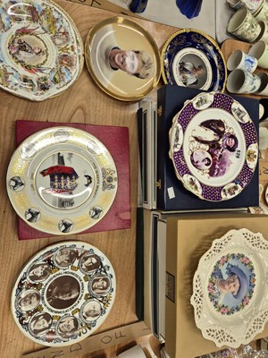 Lot 526 - Boxed and loose royal commemorative plates to...