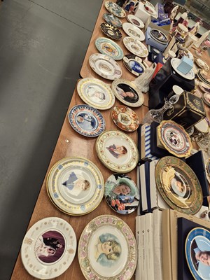 Lot 532 - Boxed and loose royal commemorative plates to...