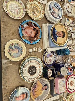 Lot 534 - Boxed and loose royal commemorative plates by...