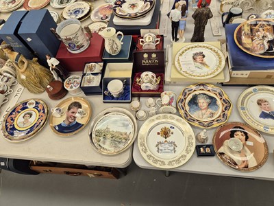 Lot 537 - Boxed and loose royal commemorative mugs and...