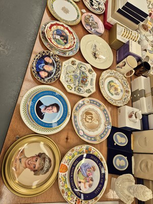 Lot 547 - Boxed and loose royal and Churchill...