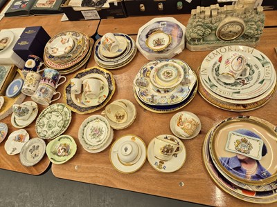 Lot 560 - A collection of royal memorabilia plates and...