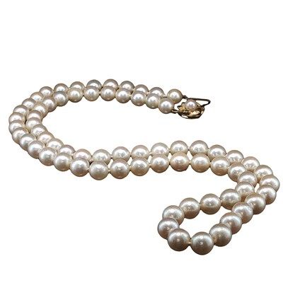 Lot 1096 - A row of uniform and knotted cultured pearls,...