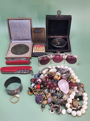 Lot 1128 - Jewellery and collectables- mostly vintage...