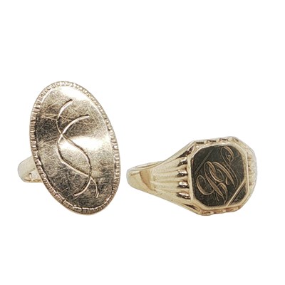 Lot 1141 - A vintage 9ct hallmarked gold signet ring with...