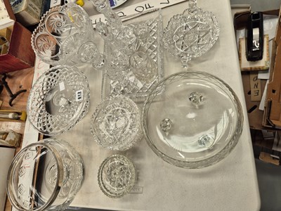Lot 612 - Cut glass bowls, a tray, a pair of...