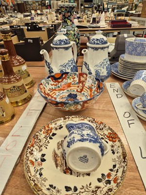Lot 624 - A Japanese Imari bowl, two English blue and...