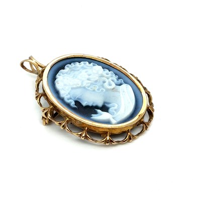 Lot 1166 - A vintage hardstone portrait cameo held in an...