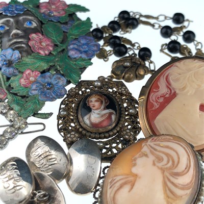 Lot 1169 - A large decorative brooch modelled as a...