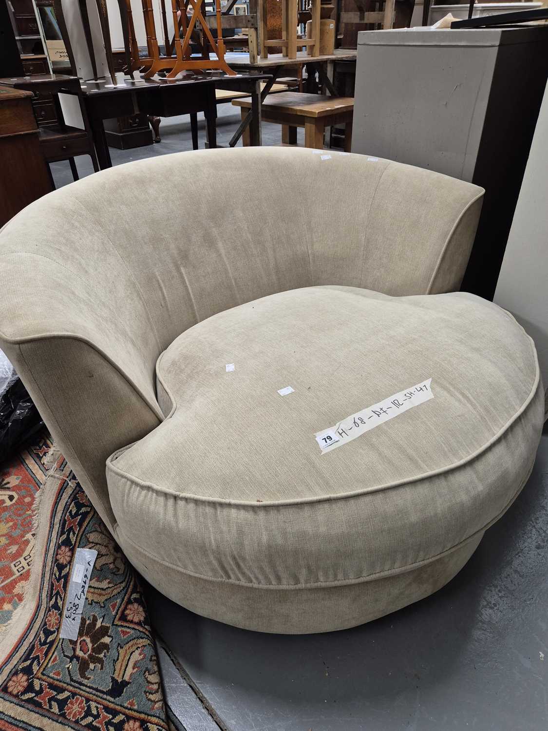 Lot 79 - A large swivel lounge chair H 68 Ø 112, seat H...