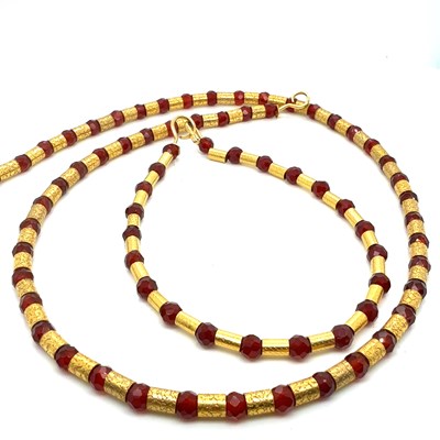 Lot 1174 - A matching necklace and bracelet set, each...