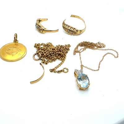 Lot 1176 - An 18ct hallmarked gold Pisces pendant, two...