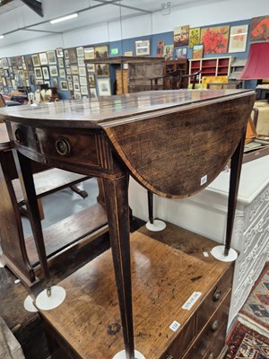 Lot 131 - A small early 19th century oval mahogany and...