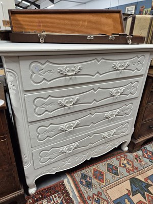 Lot 133 - A painted French-style chest of four drawers H...