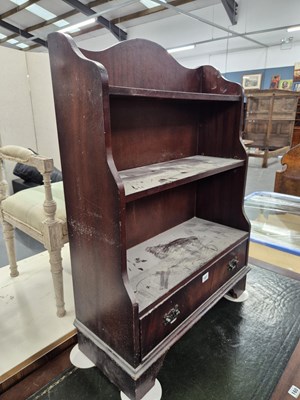 Lot 161 - A small dwarf bookcase H 91 W 95 D 27cm